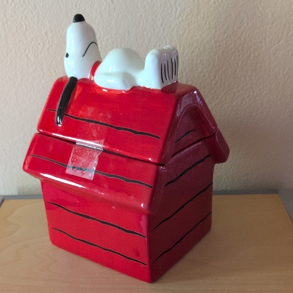 Peanuts Red Snoopy Doghouse Storage Container - Picture 4 of 7